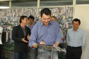 Read more about the article Sérgio Souza assina Ordem de Serviço para construção de quadra de vôlei de areia, em Londrina