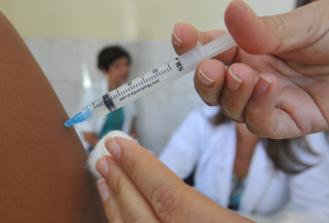 deputado sergio souza vacinacao 300x204 - Vacinação contra a gripe inicia no Paraná