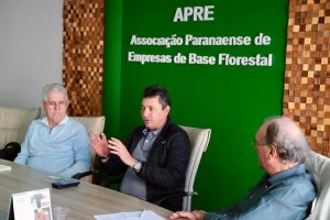 deputado sergio souza apre 01 300x200 - Sérgio Souza conhece pauta prioritária do setor produtivo de base florestal