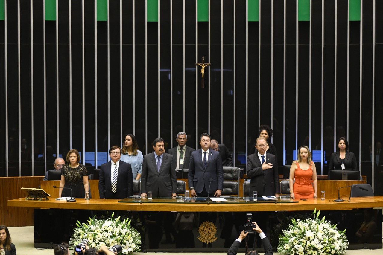 Autoridades cantam o Hino Nacional Brasileiro