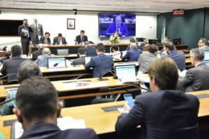 Comissão debate política de conteúdo local para atividades de exploração e produção de petróleo