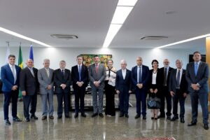 Read more about the article Bancada paranaense se reúne com presidente do STJ para discutir criação do TRF no Paraná