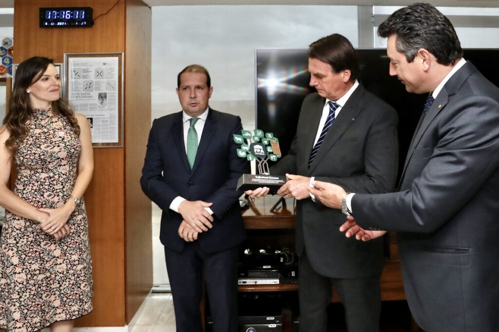 be021c04 b7cc 47c2 bff3 707e4414195f 2 1024x682 - Presidente da Frente Parlamentar Agropecuária entrega Prêmio “Moacir Micheletto” ao Presidente Jair Bolsonaro