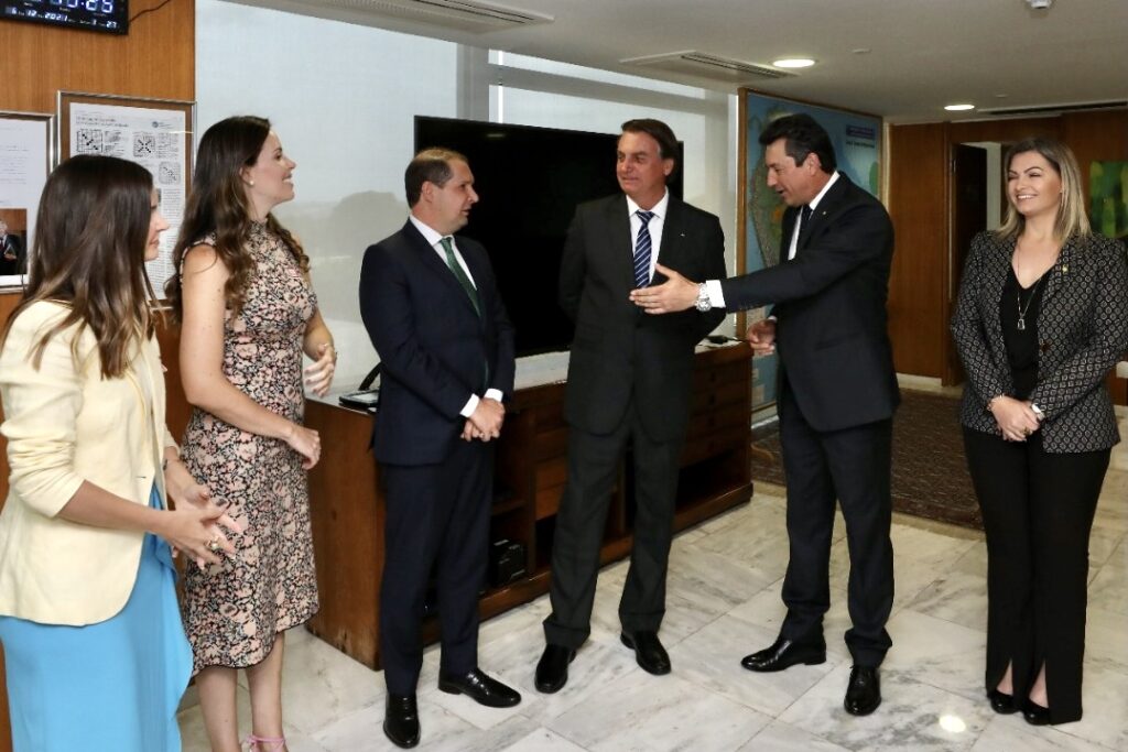 fd11b63d 1e7f 4616 bc14 848f200600d5 1 1024x683 - Presidente da Frente Parlamentar Agropecuária entrega Prêmio “Moacir Micheletto” ao Presidente Jair Bolsonaro