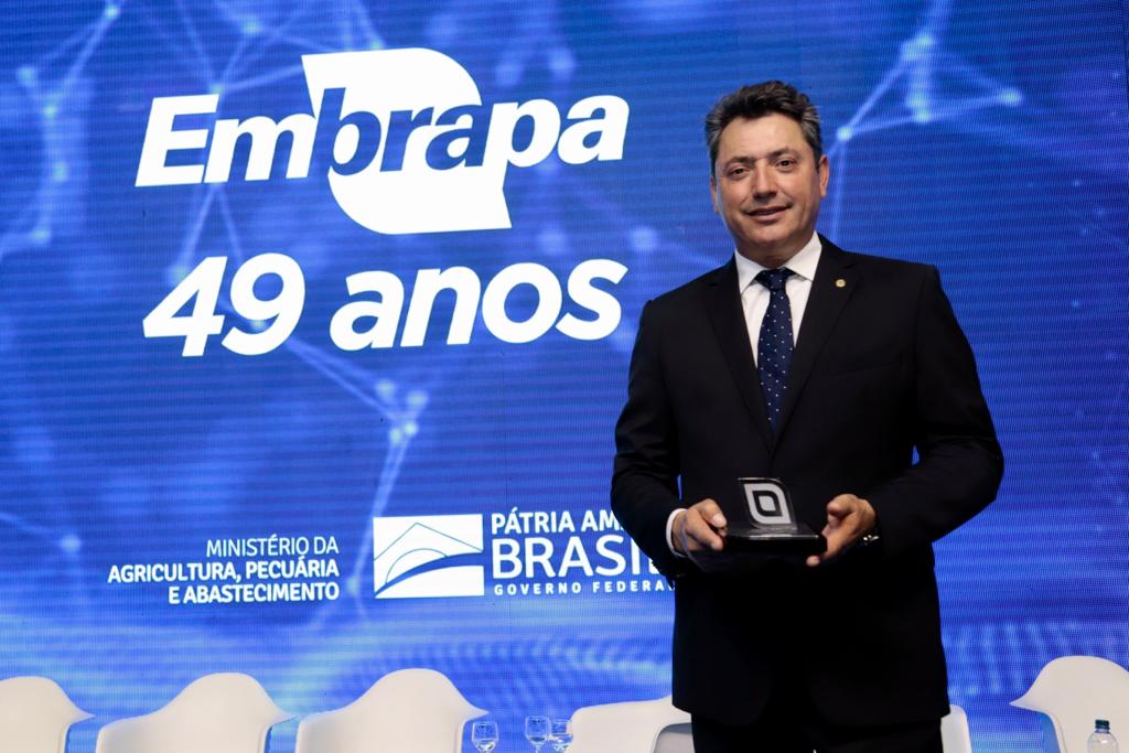 embrapa2 - Sérgio Souza recebe prêmio da Embrapa