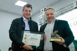Read more about the article Sérgio Souza participa do Clube do bilhão em Ubiratã e recebe menção honrosa