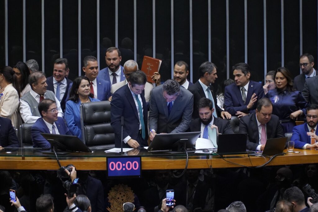 2 WhatsApp Image 2025 02 01 at 8.58.28 PM 2 1024x682 - Sérgio Souza é eleito membro da Mesa Diretora da Câmara dos Deputados no biênio 2025-2026